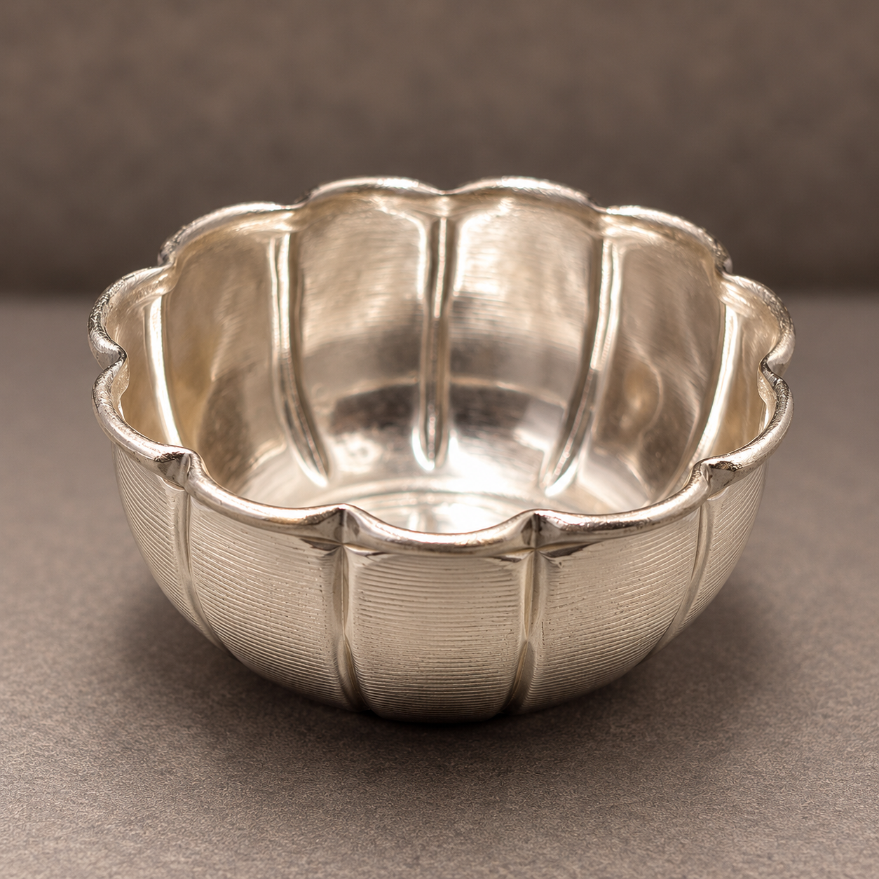 GS Lotus shaped bowl with leaf le stand 4.5"